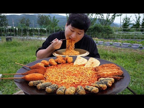 Видео: Булдак, горячее рамен со вкусом курицы и жареные блюда - кулинарное шоу Мукбанг
