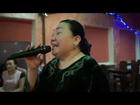 Видео: Белгилуу ырчы Калипа Чалова Москвадада "Мундуз" кафесинде конокто