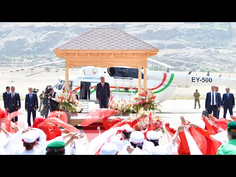 Видео: Истиқболи Пешвои миллат муҳтарам Эмомалӣ Раҳмон дар фурудгоҳи шаҳри Хоруғ 26.06.2025