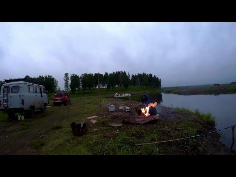 Видео: С НОЧЕВКОЙ НА УАЗЕ!! ЛОВИМ СОМОВ РУКАМИ!!