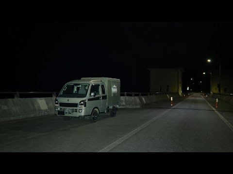 Видео: Ночуем поздно ночью в легком грузовике у плотины при сильном ветре.