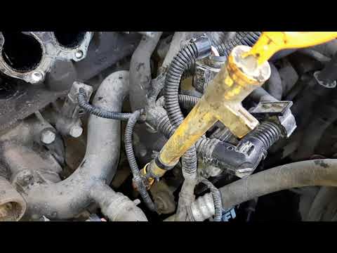 Видео: Шкода Октавия тур 1.6 замена прокладок клапаном крышки и впускного коллектора.