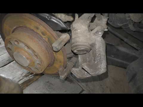 Видео: Замена задних тормозных колодок на Фольксваген Джетта 6 - VW Jetta 6