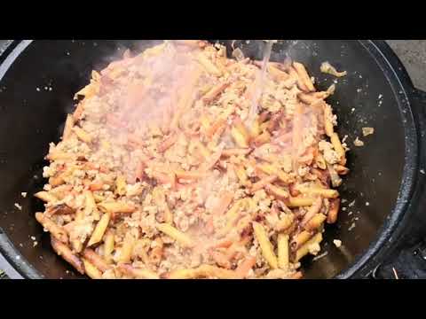 Видео: ЖАРЕНЫЕ МАКАРОНЫ С ФАРШЕМ В КАЗАНЕ НА КОСТРЕ