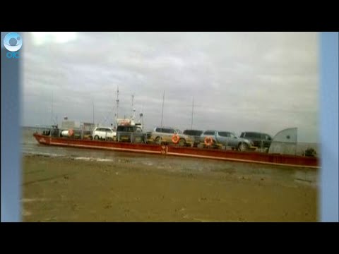 Видео: В Ордынском районе ураганный ветер посадил на мель паром, перевозивший людей и автомобили