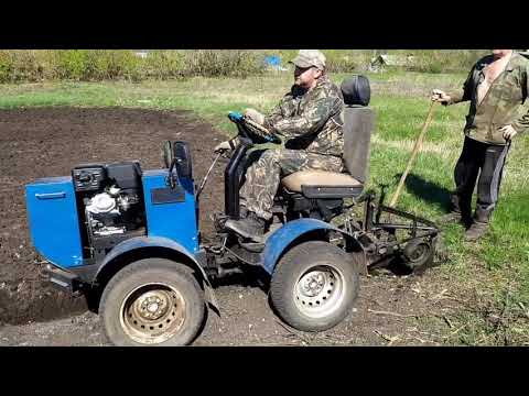 Видео: Вспашка поля под картофель самодельным минитрактором
