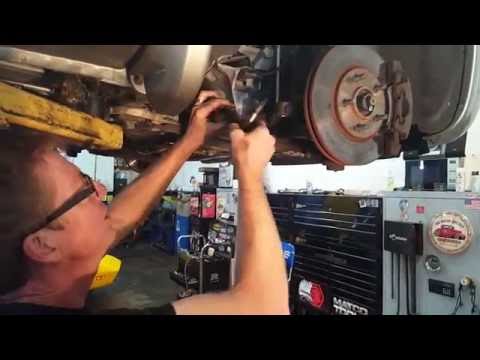 Видео: Руководство по замене рулевой тяги | Chrysler Town and Country 2004 года