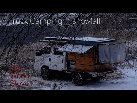 Видео: [4K] Кемпинг на грузовике с замерзшей дорогой и горячей дровяной печью. Один в сильном снегопаде