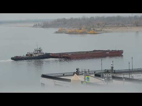 Видео: Две речные несамоходные транспортные баржи транспортируются буксиром-толкачом по реке Волга 2025 год