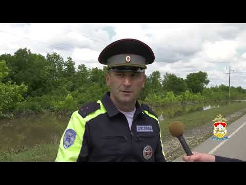 Видео: В Северной Осетии автомобиль после ДТП упал в воду. Сотрудник полиции спас девушку с ребенком