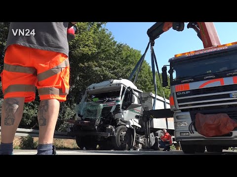 Видео: 24.06.2020 - VN24 - Восстановление грузовика после аварии на А44 - требуется несколько эвакуаторов
