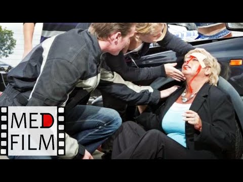 Видео: Авария. Кровотечение. Первая помощь © First aid for bleeding