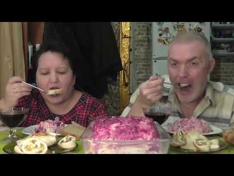 Видео: MUKBANG RUSSIA|СЕЛЬДЬ ПОД ШУБОЙ И КАЛЬМАРЫ ФАРШИРОВАННЫЕ|ДОМАШНЯЯ ЕДА|