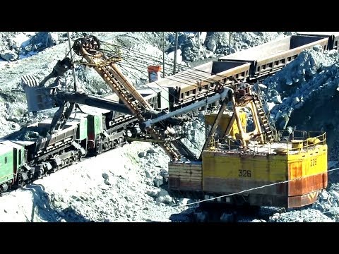 Видео: Карьерный экскаватор ЭКГ-8И и БЕЛАЗы в карьере