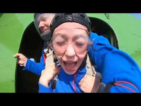 Видео: Первый прыжок с парашютом в тандеме. Катя, 11 лет.