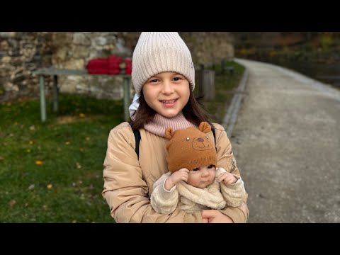 Видео: Кормлю реборна Эмили ￼￼