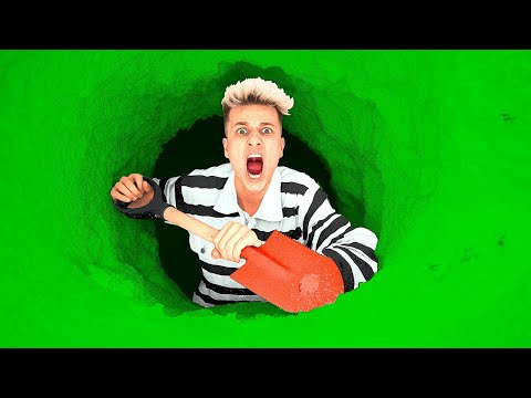 Видео: ЗЛОЙ КЛОУН ЗАПЕР МЕНЯ В 100 СЛОЁВ ОДНОГО ЦВЕТА !🤡 **СПАСИТЕ!!!**