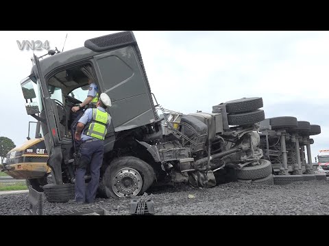 Видео: 12.07.2021 - VN24 - Самосвал вышел из-под контроля - на трассе A445 лопнула шина