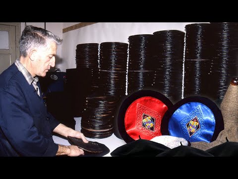 Видео: ШЕРСТЯНЫЕ БЕРЕТЫ. Изготовление, крашение и чесание в традиционной текстильной мастерской, 1999 г.