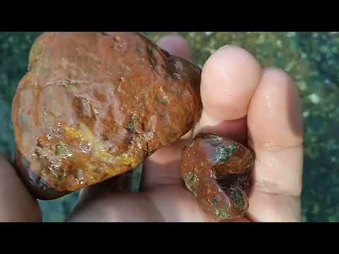 Видео: Търсене на Скъпоценни Камъни край Реката 💎 Невероятни Находки в България!  #минерали