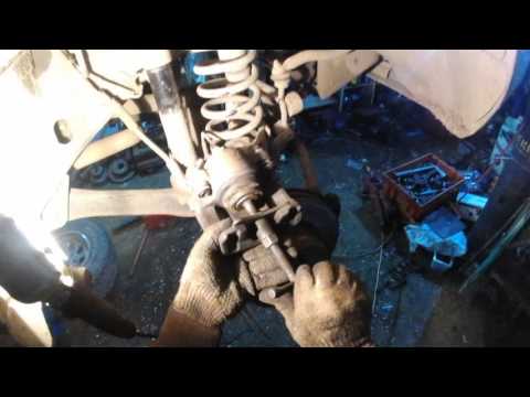 Видео: ремонт Гранд Чероки.замена передних тормозных колодок гранд чероки ZJ