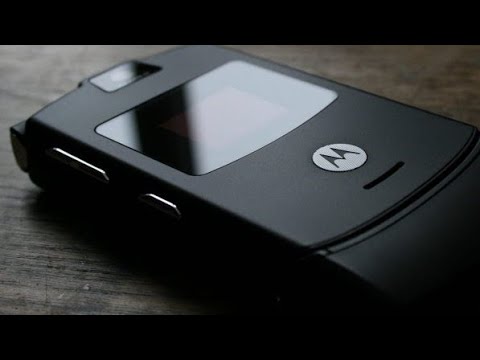 Видео: Motorola RAZR V3. Телефон-лезвие и селфи в 2004 году?