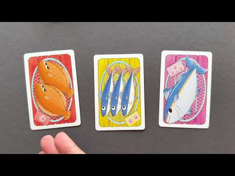 Видео: Надеваем вязаные лапки и играем в «Кошки-рыбки»🐾