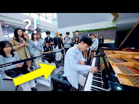 Видео: Мальчик-вундеркинд находит публичное пианино и внезапно играет «Кампанеллу».. Девочки в шоке!