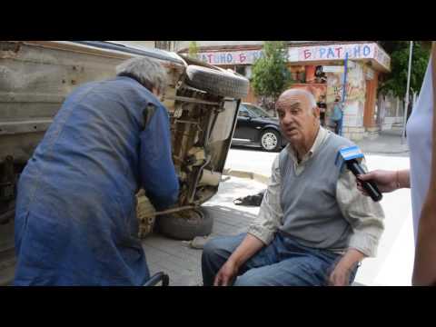 Видео: Собственик на лек автомобил превърна тротоар в Благоевград в автосервиз