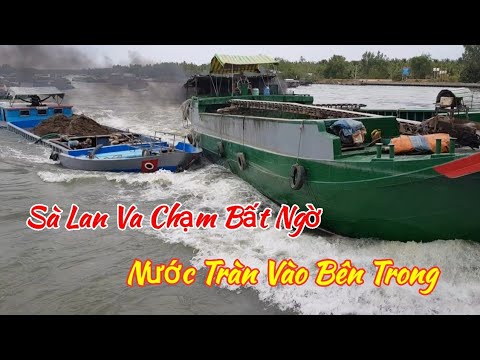 Видео: Баржа внезапно столкнулась, в результате чего вода вылилась внутрь