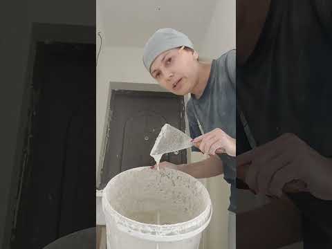 Видео: Как клеить патолочные плинтуса и как грунтовать стены перед покраской.