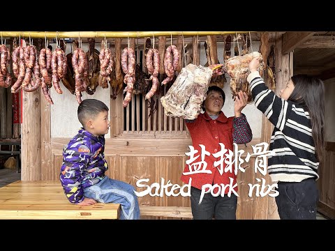 Видео: Бабушка испекла 20 свиных ребрышек с солью, мясо ароматное, сочное, сладкое и освежающее