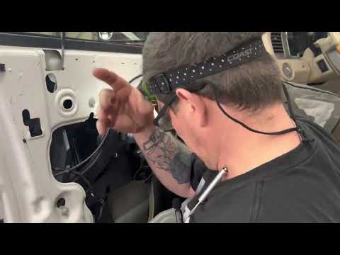 Видео: Замена стеклоподъемника водительской двери Lincoln Navigator 2010 года