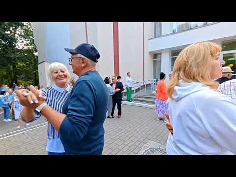 Видео: 13.09.25г... "Не Возвращайтесь Никогда"... звучит на Танцполе в Гомельском парке... 