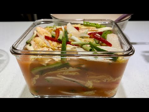 Видео: Water Kimchi. Кимчи в рассоле. МульКимчи. НабакКимчи. Корейская похлебка.  알배기 물김치. 나박김치.