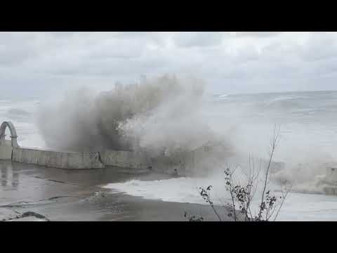 Видео: 27.11.2023 Сочи, Красный штурм. Шторм века. #штормнаморе #сочишторм #сочисегодня #черноеморе