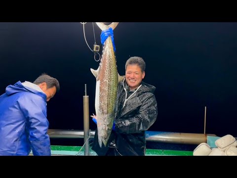 Видео: Ловля скумбрии в шторм! Я столкнулся с китом...