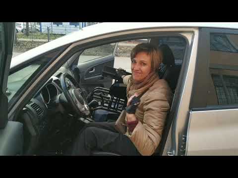 Видео: Как инвалиду пересесть в машину самостоятельно.