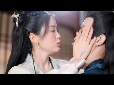 Видео: Маленькая горничная пьяно поцеловала богатого мальчика, но неожиданно богатый мальчик влюбился в нее