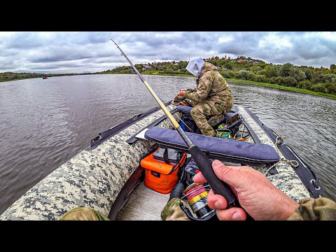 Видео: ВСЯ РЫБА С ОДНОЙ ТОЧКИ! НАШЛИ ЗАВЕТНУЮ КОРЯГУ! Рыбалка на оке. Спиннинг с лодки.