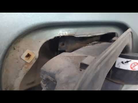 Видео: Снимаем лючок бензобака на Reno Megane 2. И боремся с коррозией.