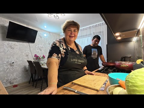 Видео: Сытный ужин: голубцы, щи и сосиски в тесте - всем понравится. А для меня свекла.