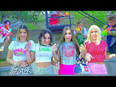 Видео: МОМЧЕТА VS МОМИЧЕТА🔫 Кой е предизвикателство: ВОДНА БИТКА? Празници и забавни ситуации с Лейди Даяна