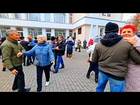 Видео: 2.11.25г...Не Гадайте Девочки Зазря "... звучит на Танцполе в Гомельском парке... 