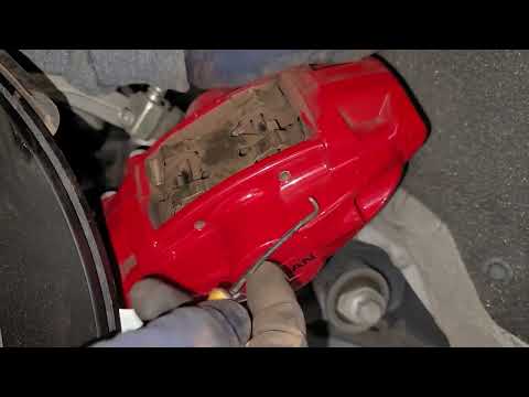 Видео: Замена задних тормозных колодок и роторов Nissan 370z 2017 года (спортивный тормозной пакет)