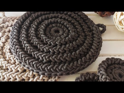 Видео: Вяжем крючком салфетку - подставку под горячее из шнура.