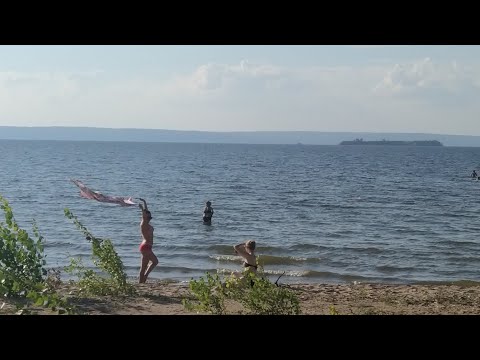 Видео: Пляж, за парком 40 лет ВЛКСМ, Волга тёплая +25 и чистая без зелени!