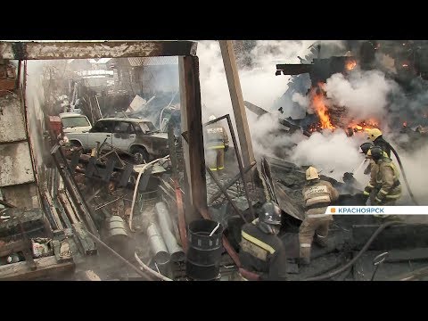 Видео: Крупный пожар в Красноярске уничтожил частный дом с целым автопарком