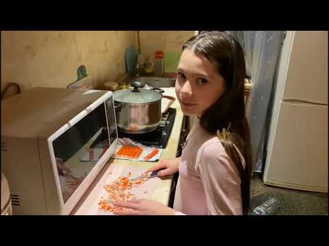 Видео: Девочки помогают маме