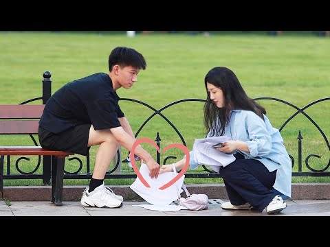 Видео: Когда незнакомая девушка случайно касается рук парней, как они на это будут реагировать?